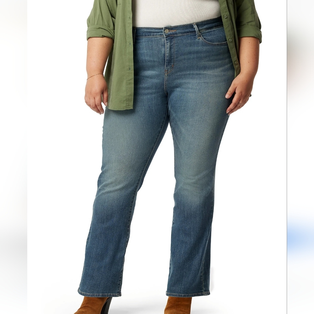 Levi's. Women's Signature Denim. Size 24. Boot Cut. NWT.